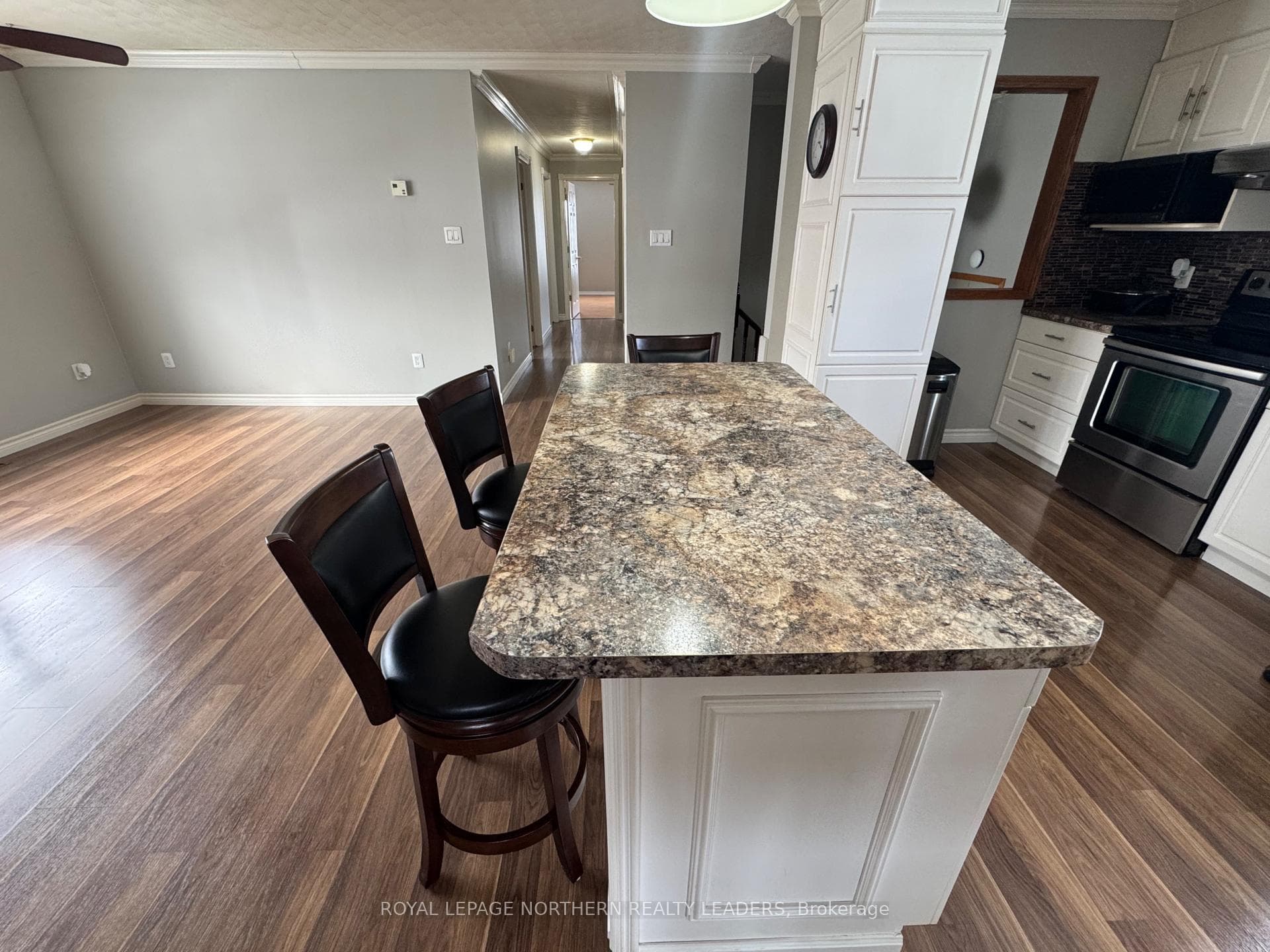 27 Sterling Avenue photo 4