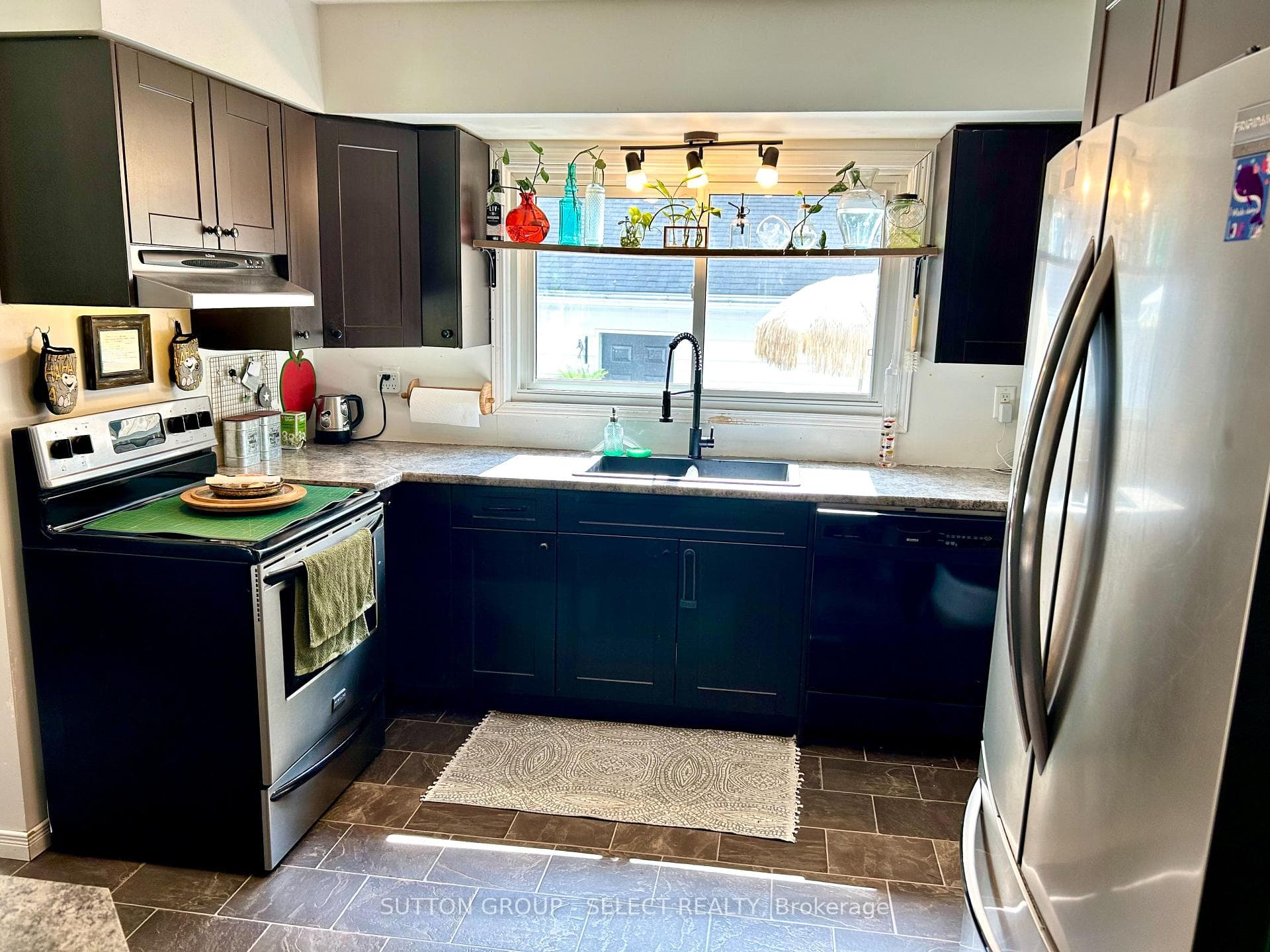 148 Maxwell Crescent photo 10
