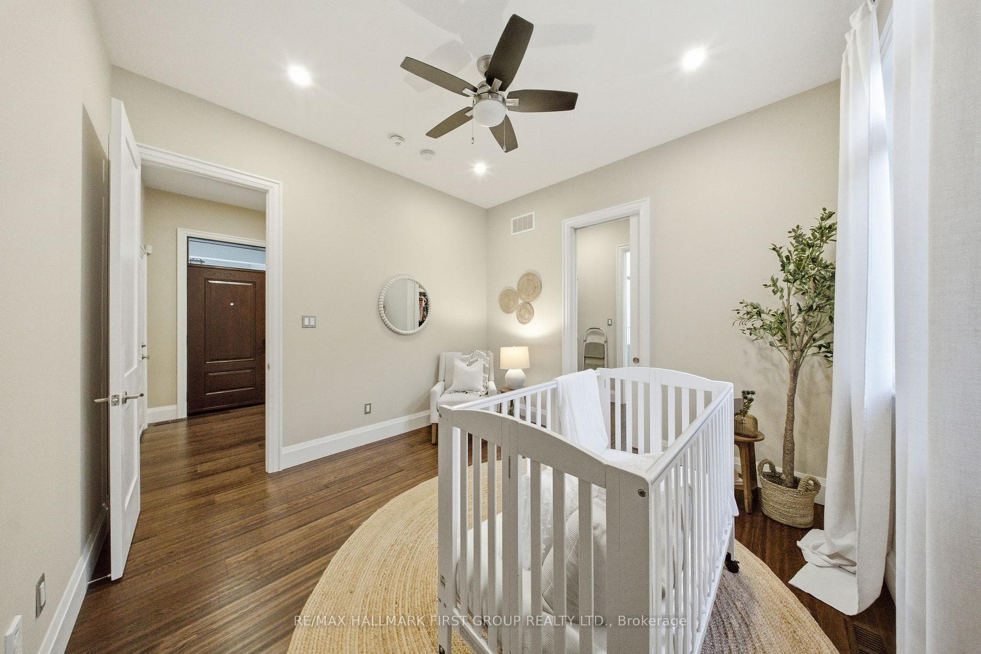 1682 Heathside Crescent photo 28
