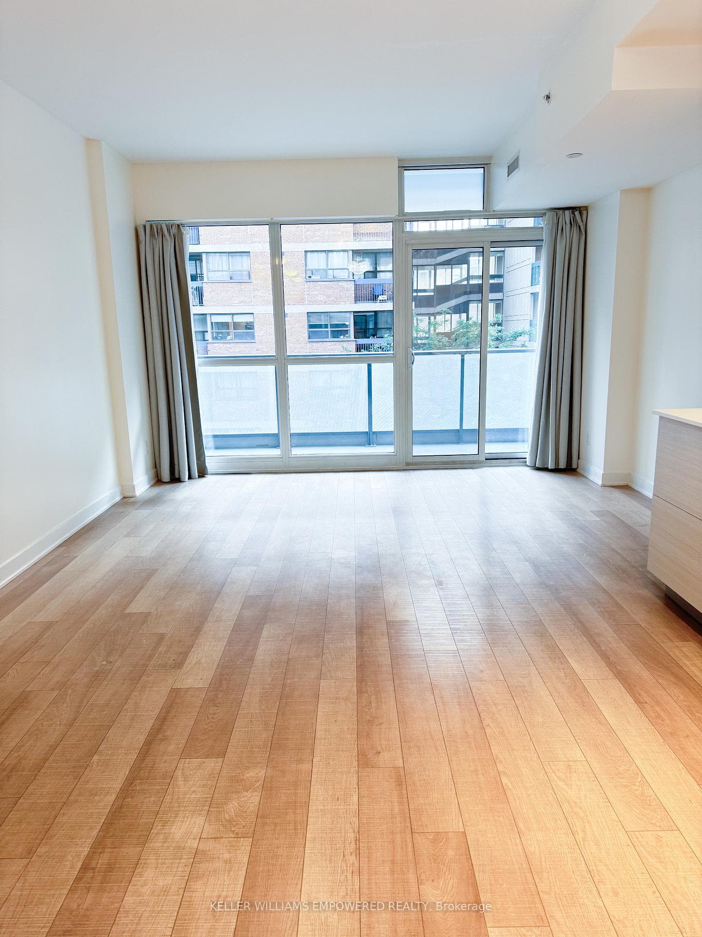 210 Simcoe Street Unit 406 photo 4