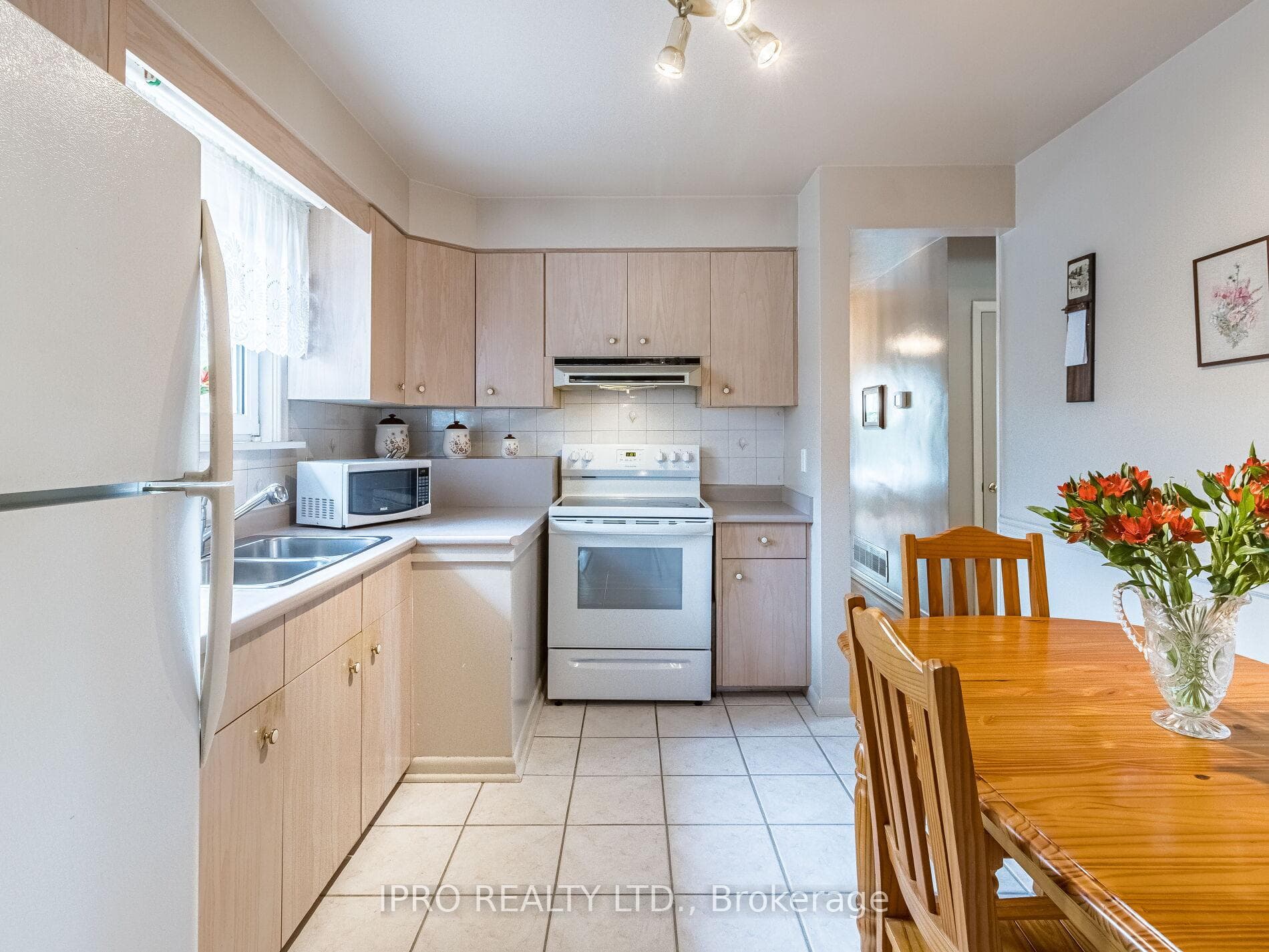 1535 Chalice Crescent photo 14