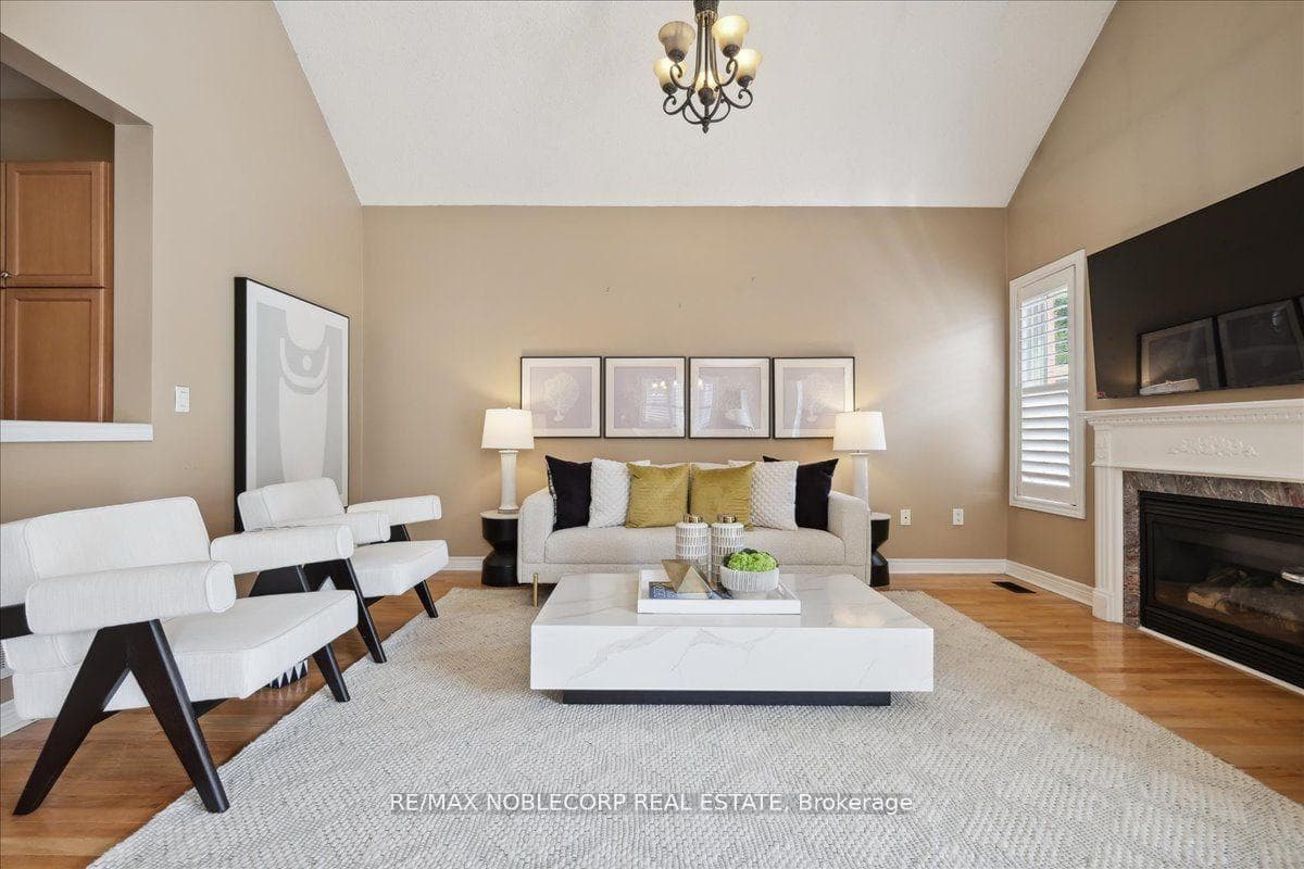 17 Aristocrat Road photo 18