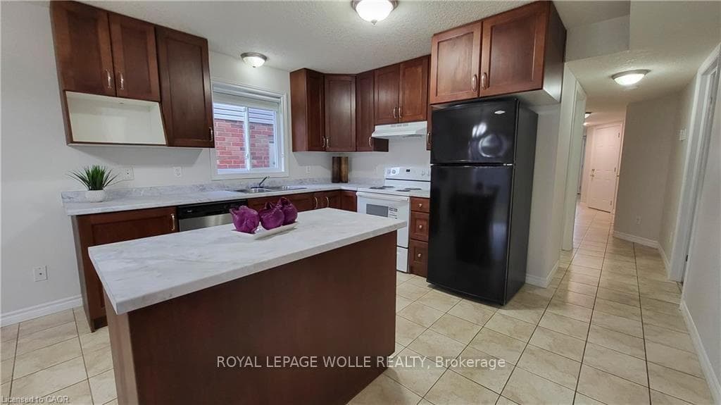128 Udvari Crescent Unit A photo 3