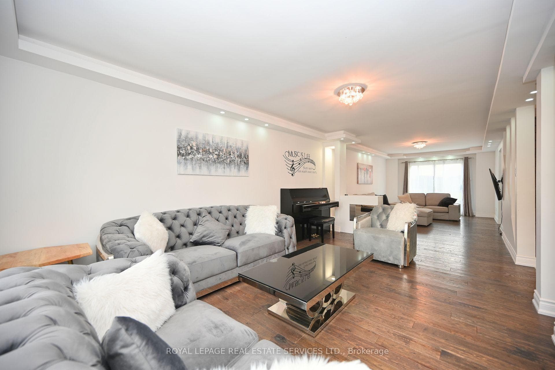 310 Slade Crescent photo 8