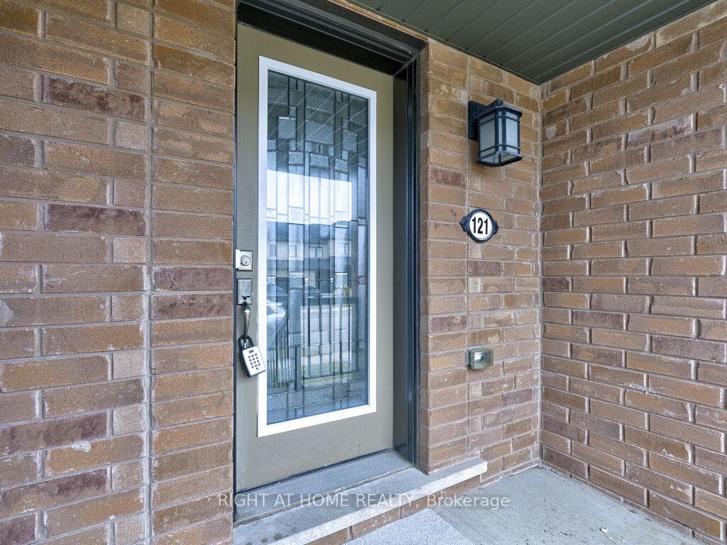 121 Scarletwood Street photo 3