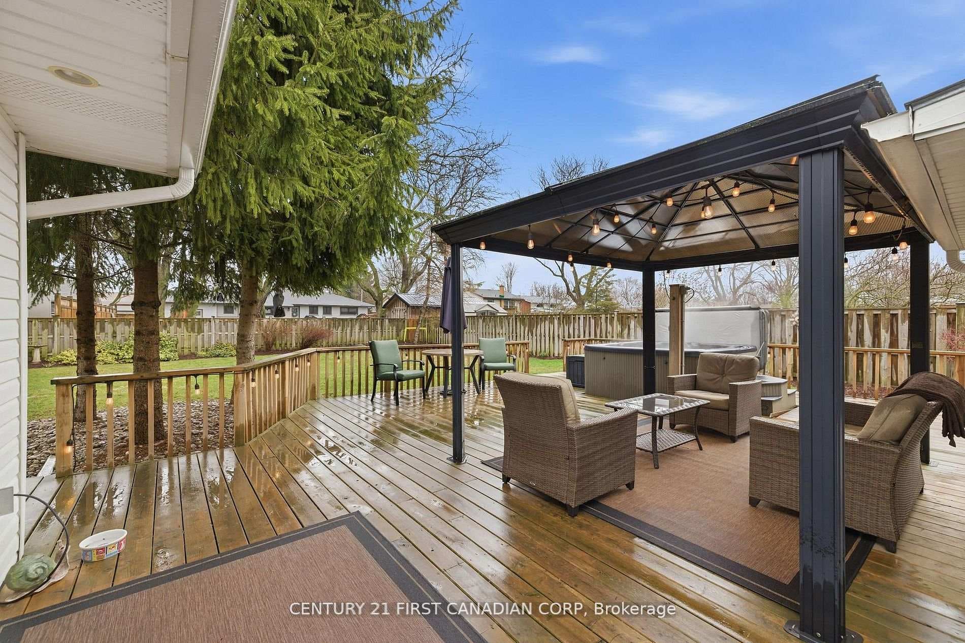 Huge Deck - Great for Entertaining