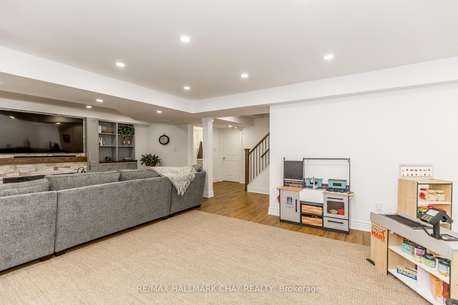 24 Gunning Crescent photo 35