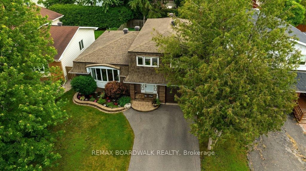 1703 Fieldstone Crescent photo 3