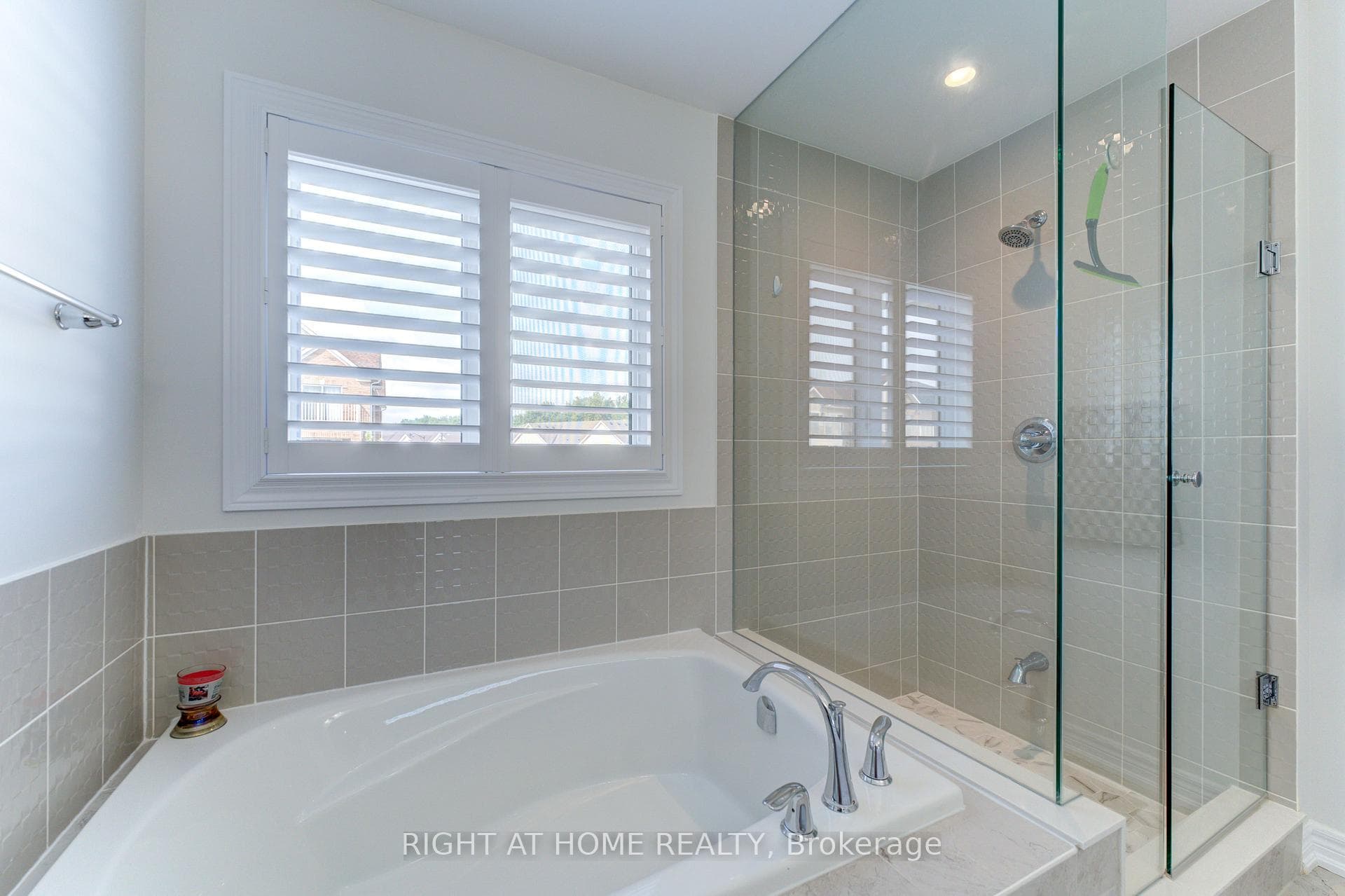 39 Drake Avenue photo 21