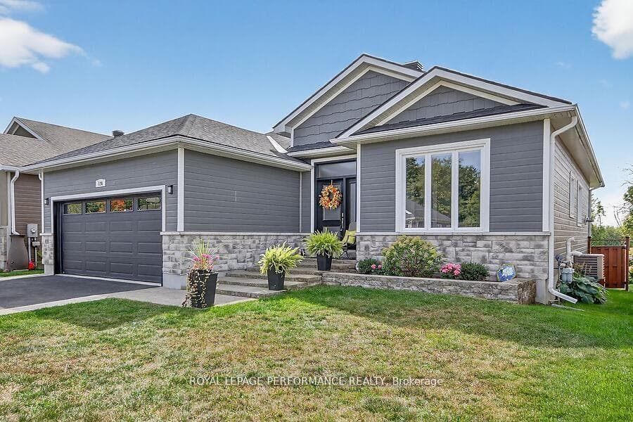 136 Sheppard Avenue photo 1