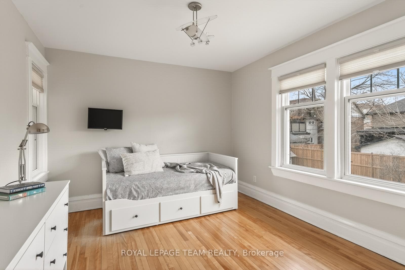318 CLEMOW Avenue photo 17