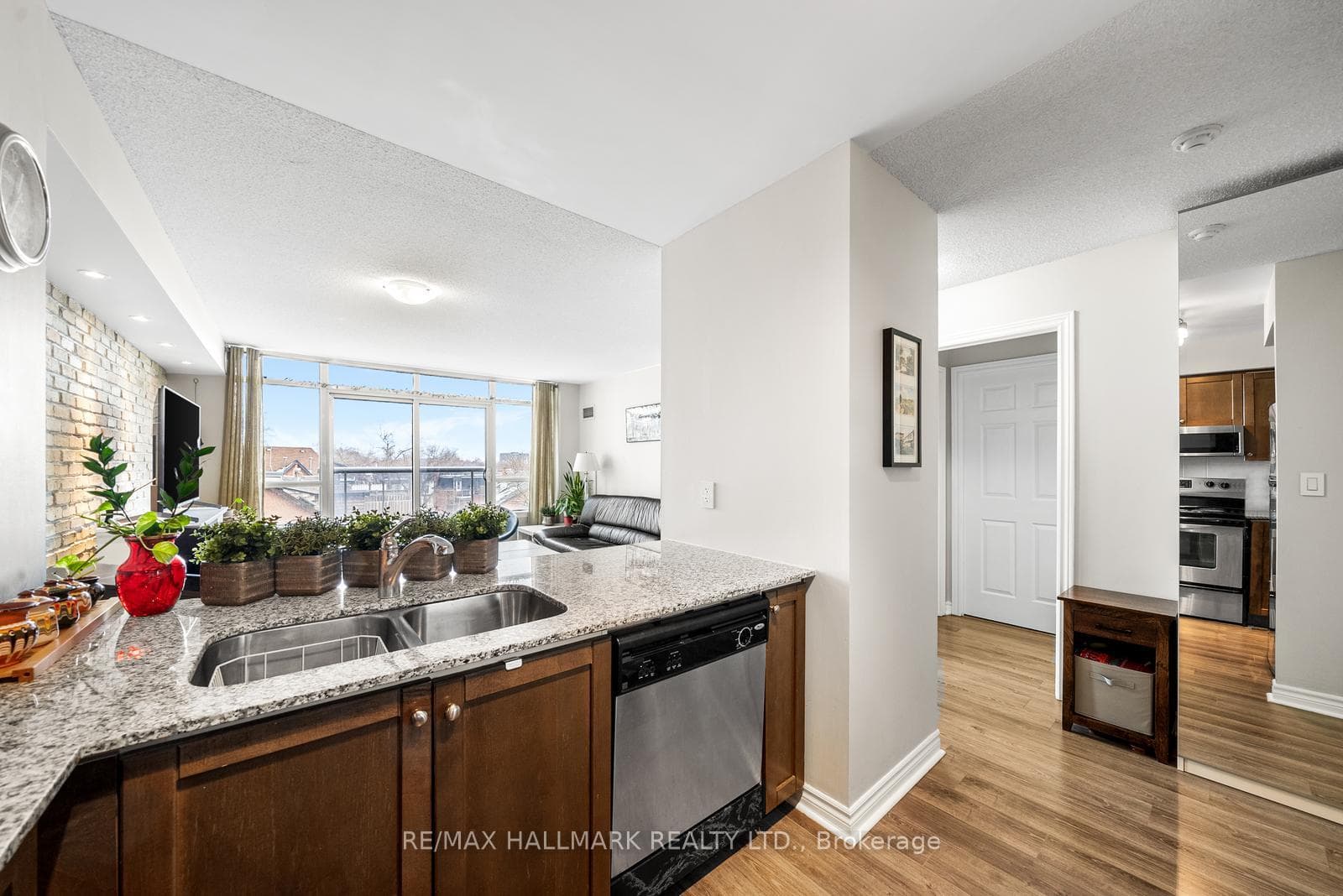 225 Wellesley Street Unit 413 photo 12
