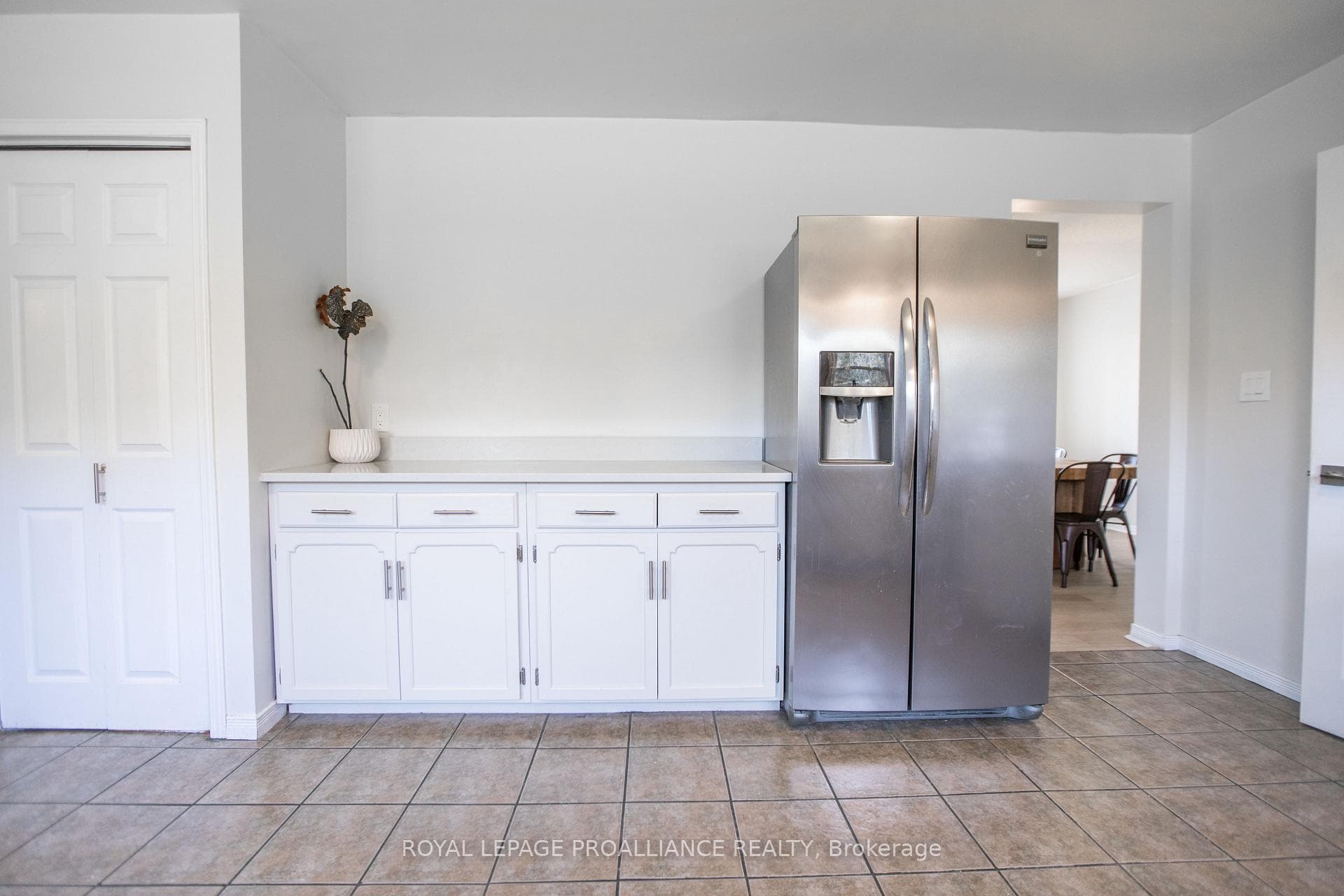 2130 Arne Crescent photo 17