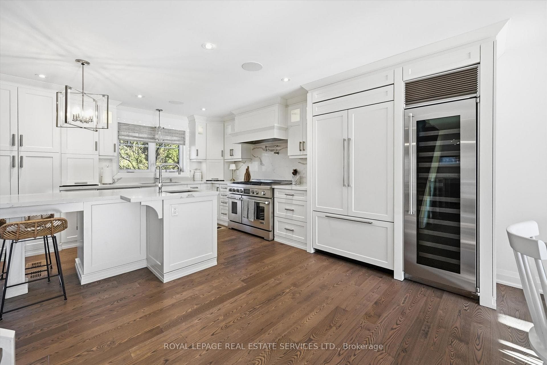 Contemporary Chef's Kitchen w/Premium Appliances