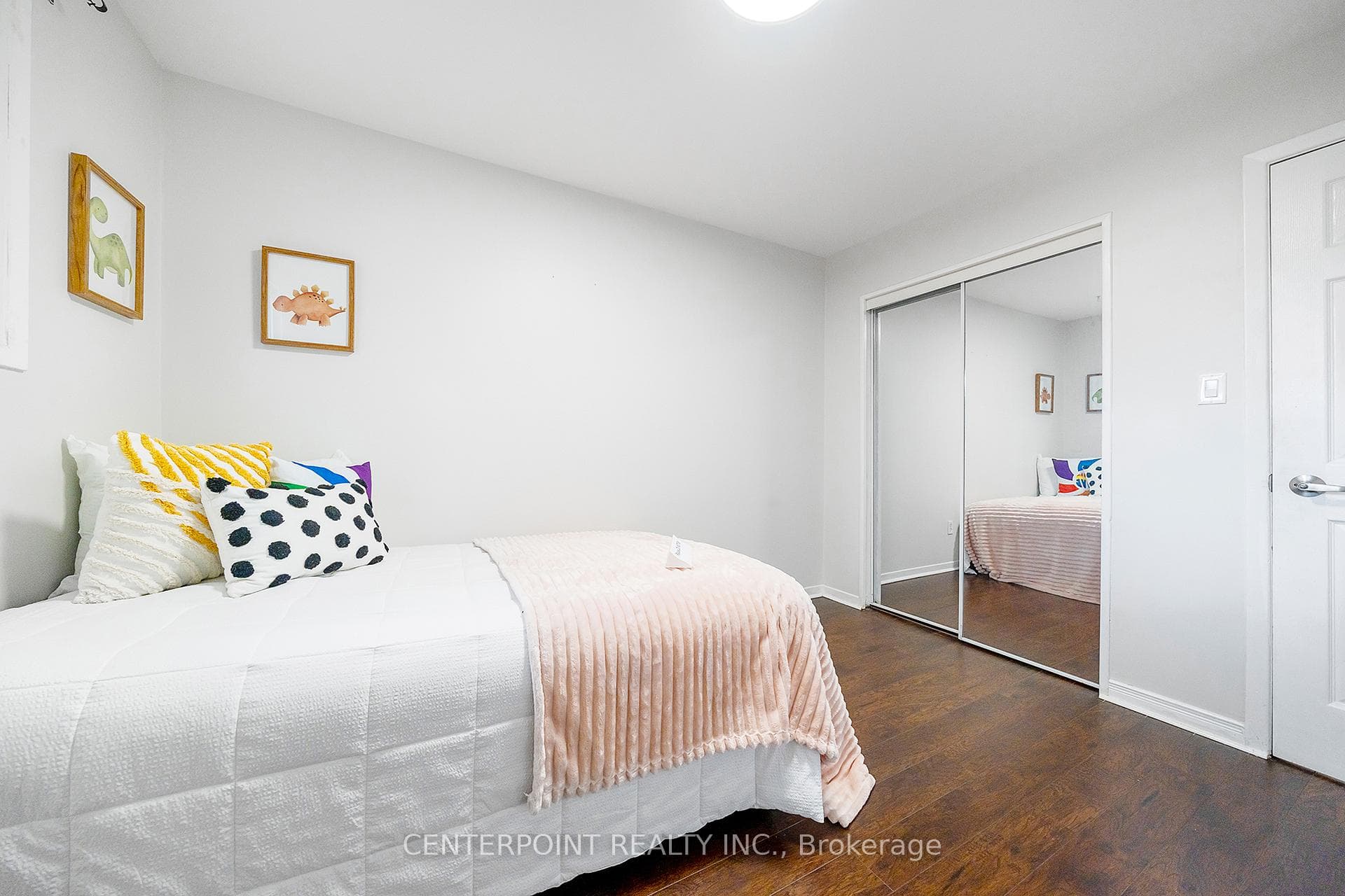 82 Van Horne Avenue photo 27