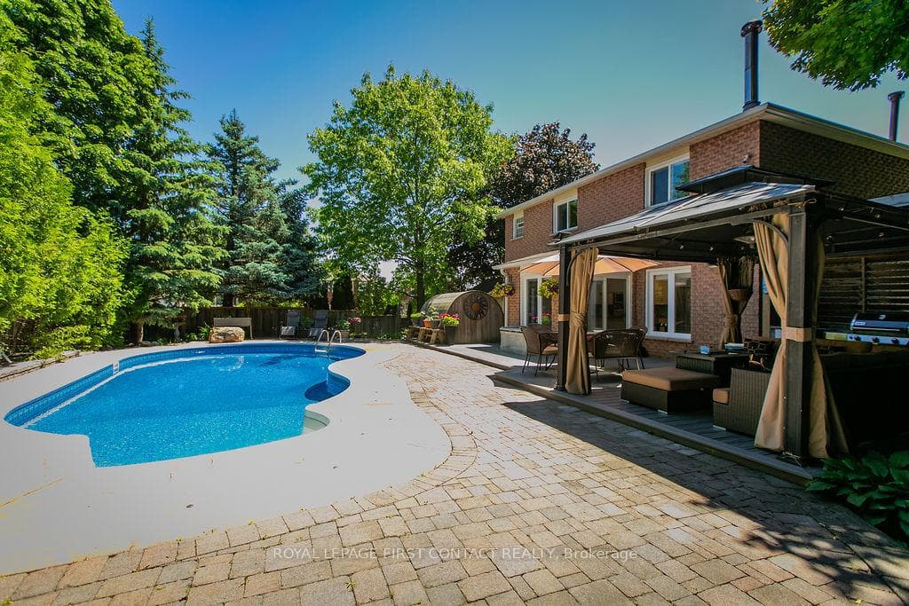 152 Elman Crescent photo 3