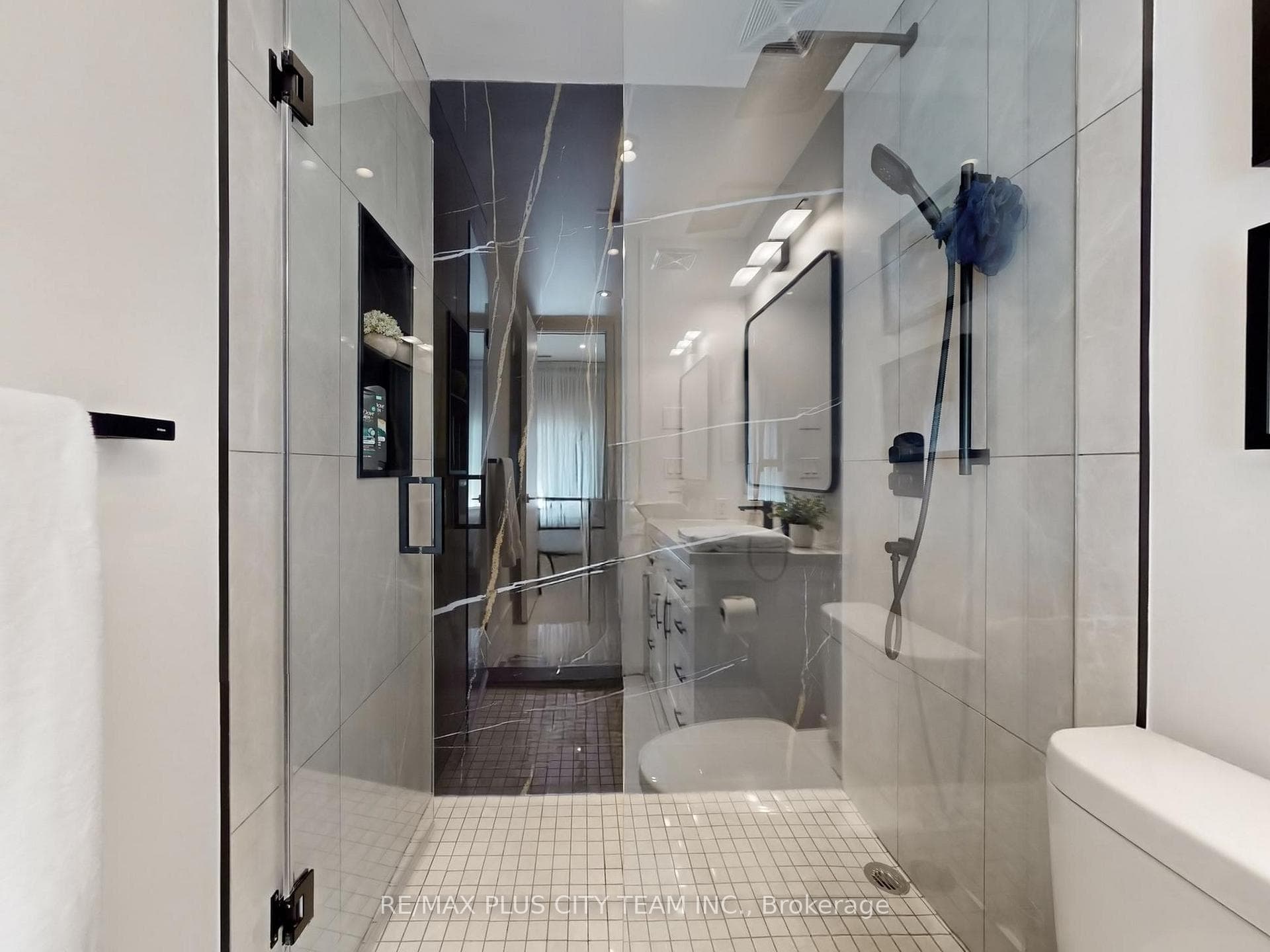 39 Queens Quay Unit 202 photo 17