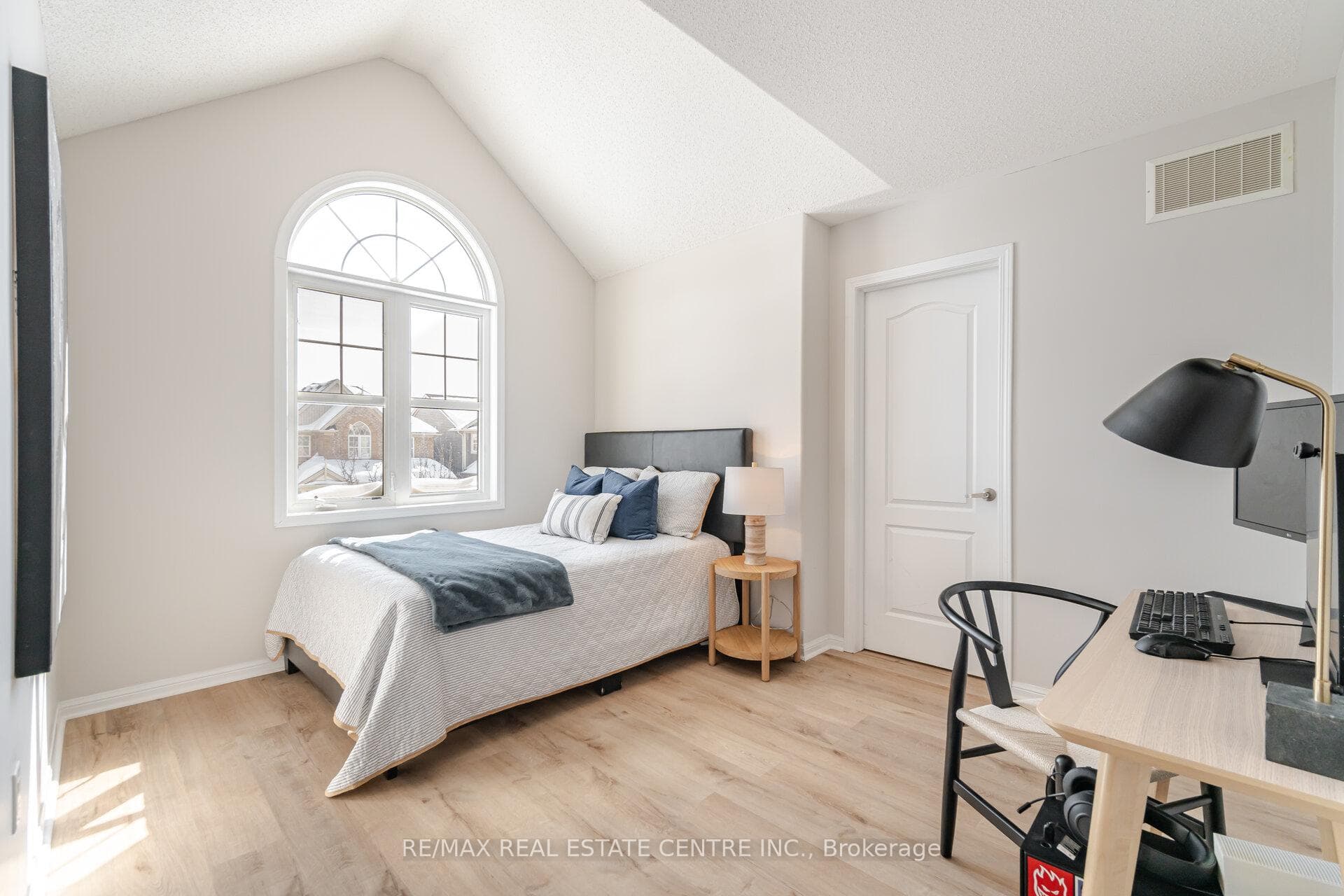 137 Willet Terrace photo 28
