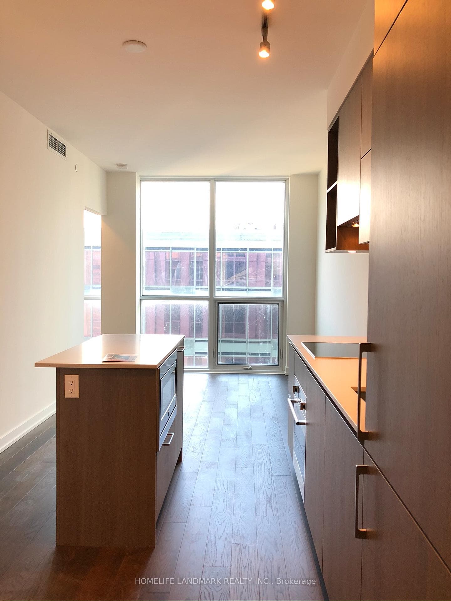1 Yorkville Avenue Unit 604 photo 3