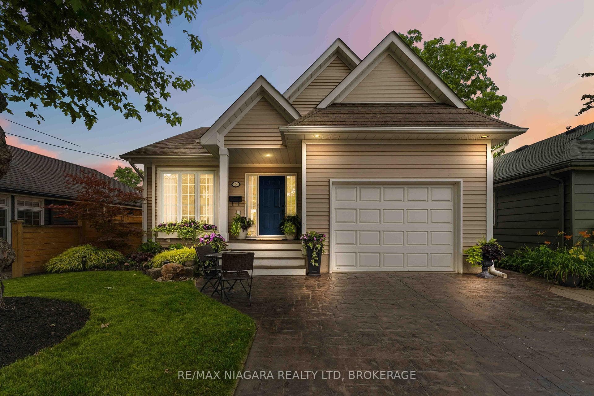 Beautifully maintained bungalow steps to the lake!