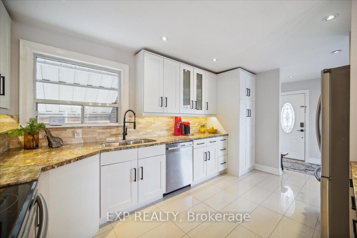137 Kingsview Boulevard photo 8