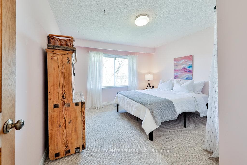 1570 Steveles Crescent photo 19