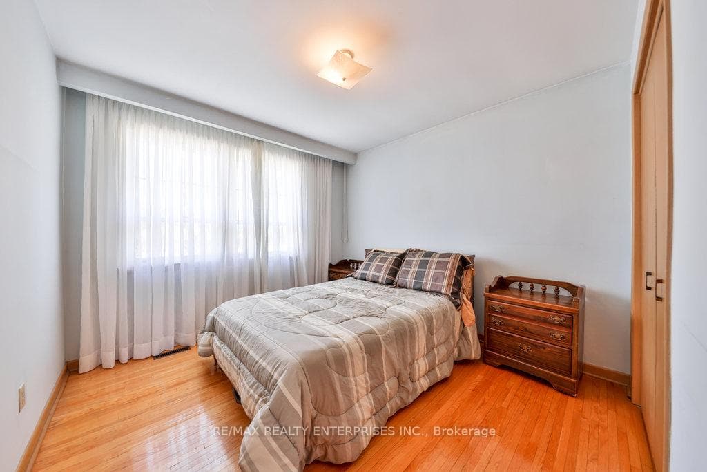 899 Hollowtree Crescent photo 24