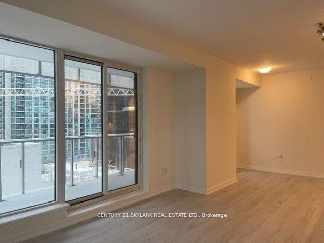 28 Freeland Street Unit 802 photo 3