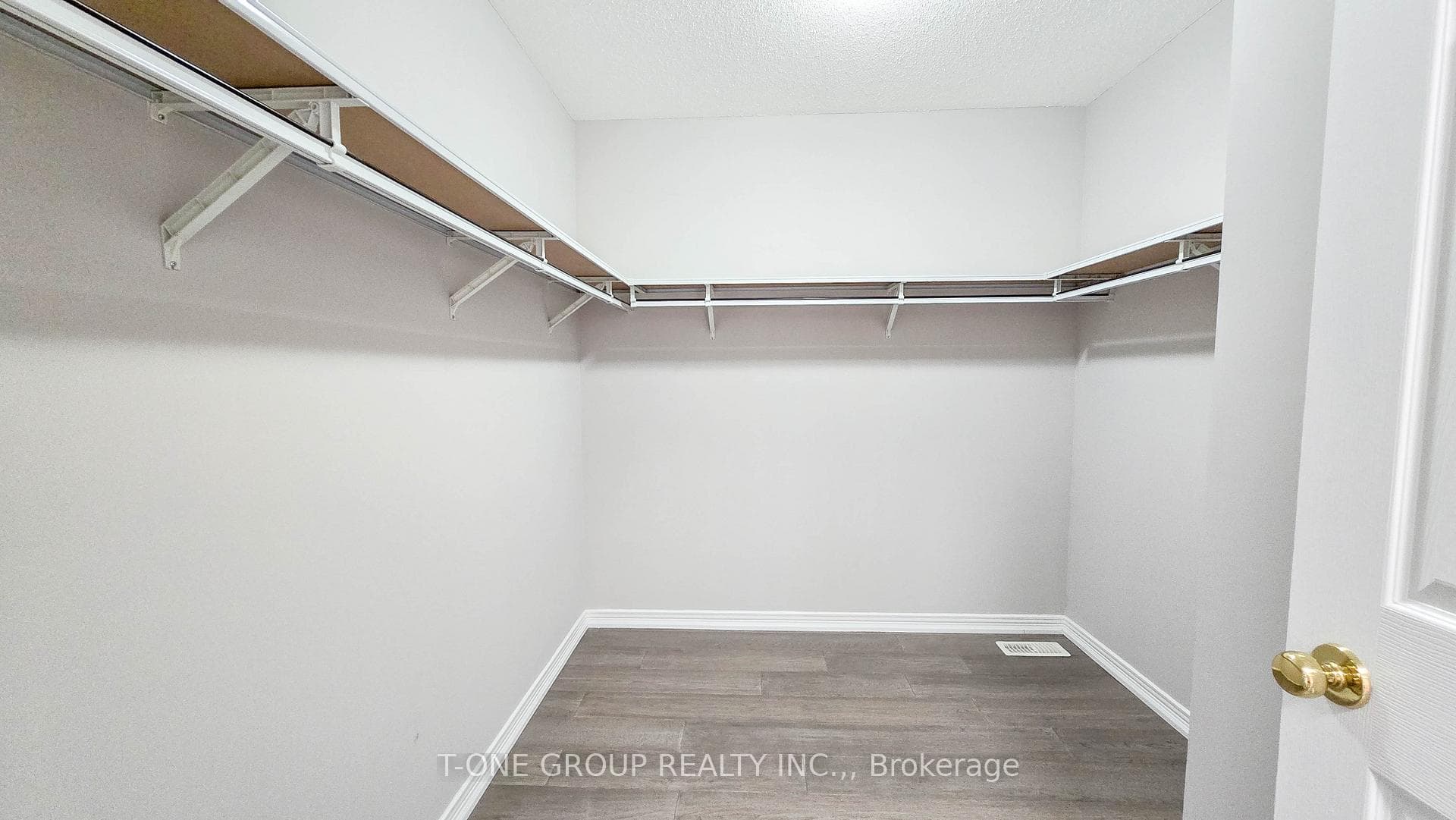 106 Castleglen Boulevard photo 18