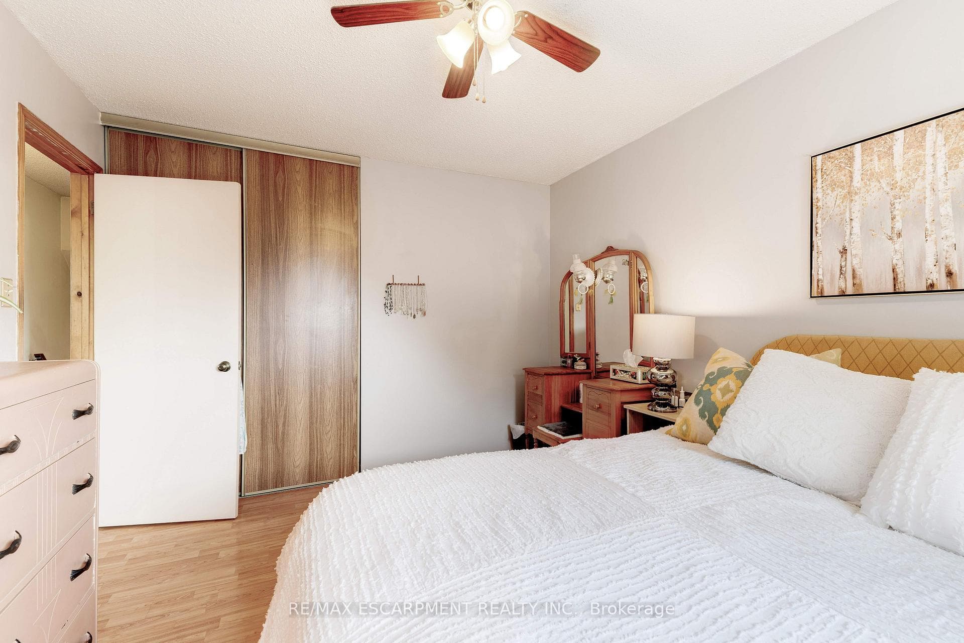 2358 Arnold Crescent photo 12