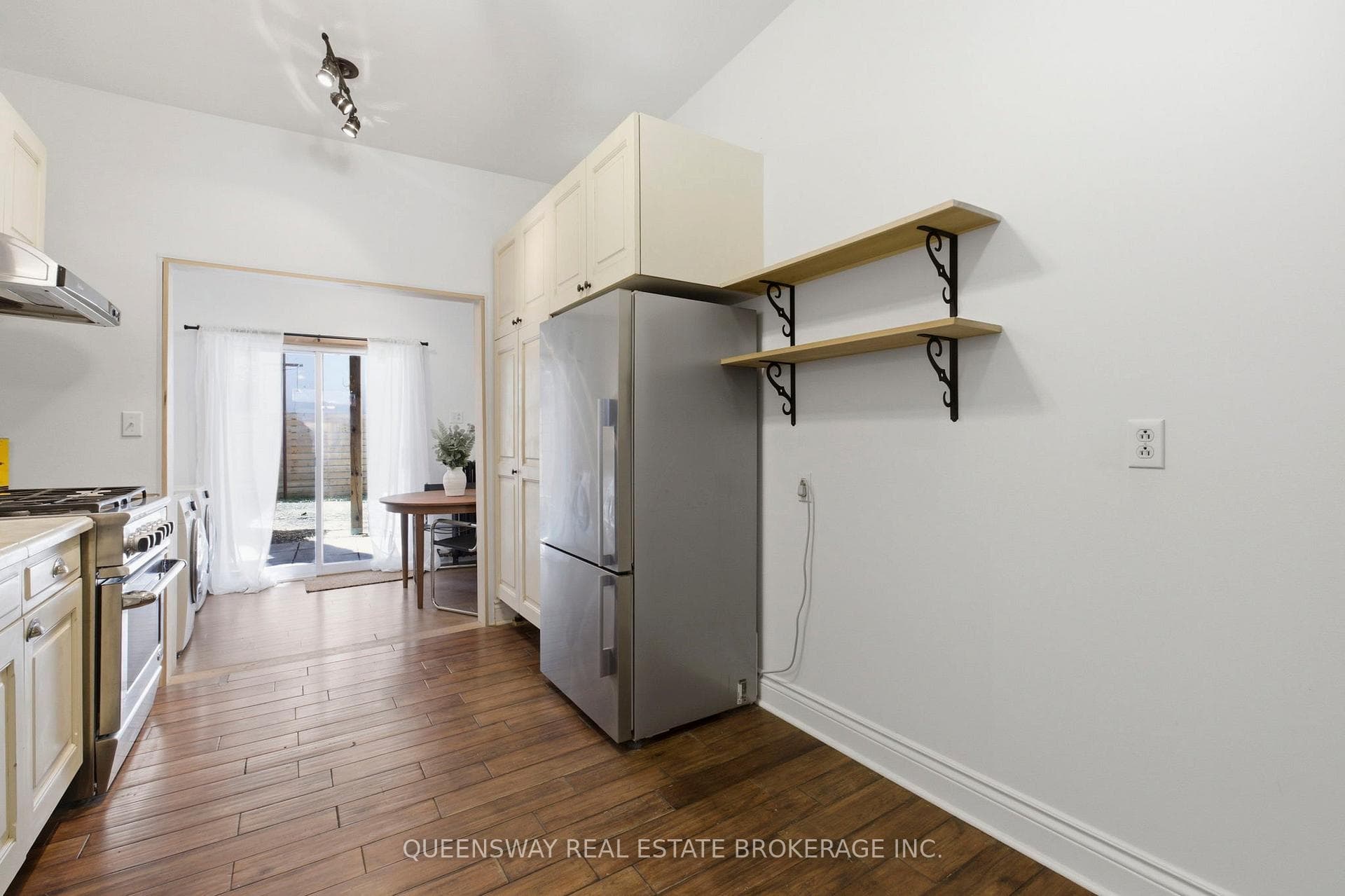 992 Dovercourt Road photo 8
