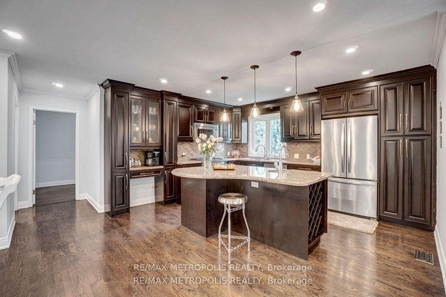 1872 Appleview Road photo 6