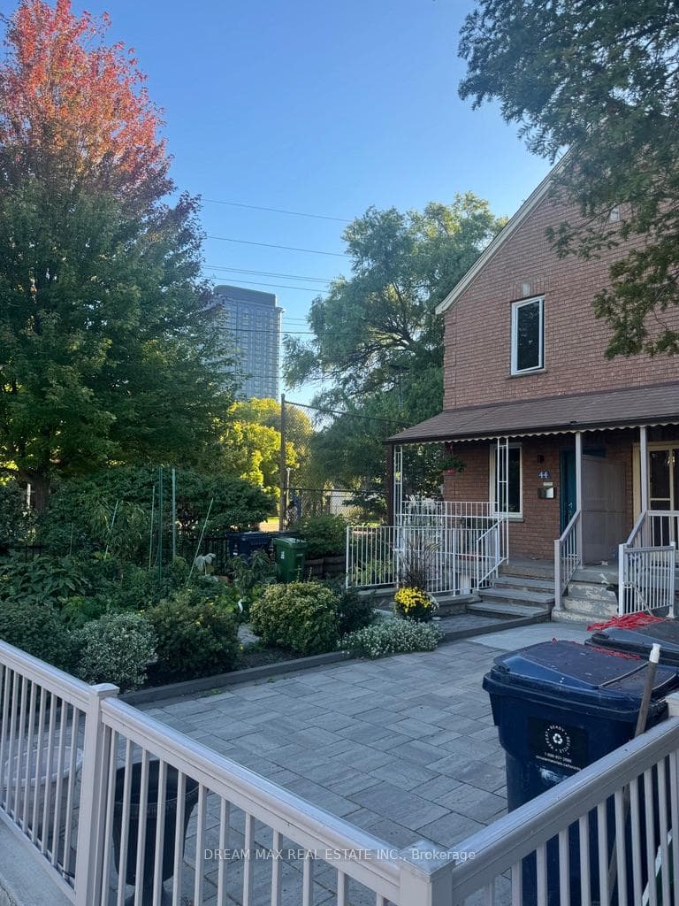 46 Bristol Avenue photo 2