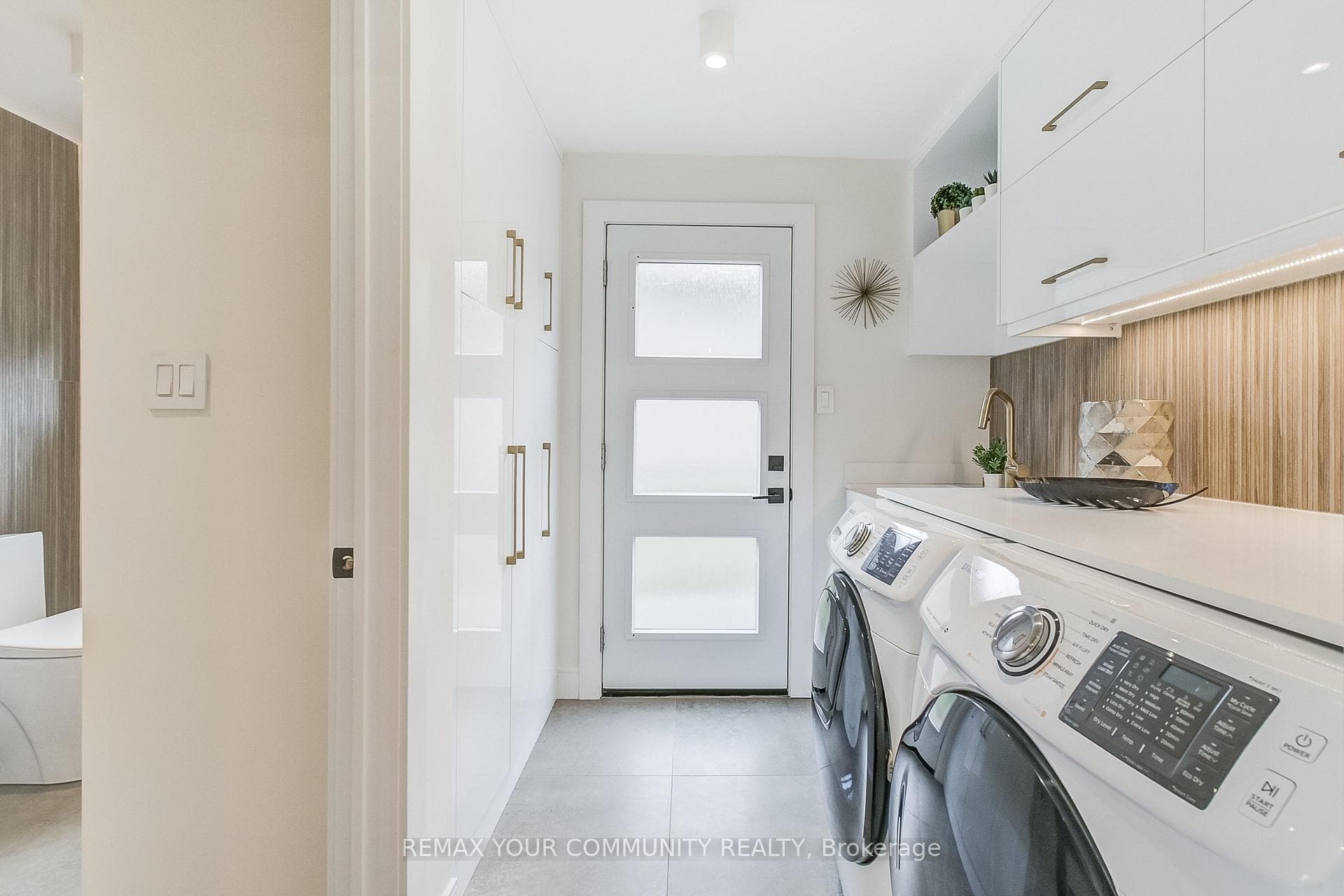 1688 Missenden Crescent photo 25