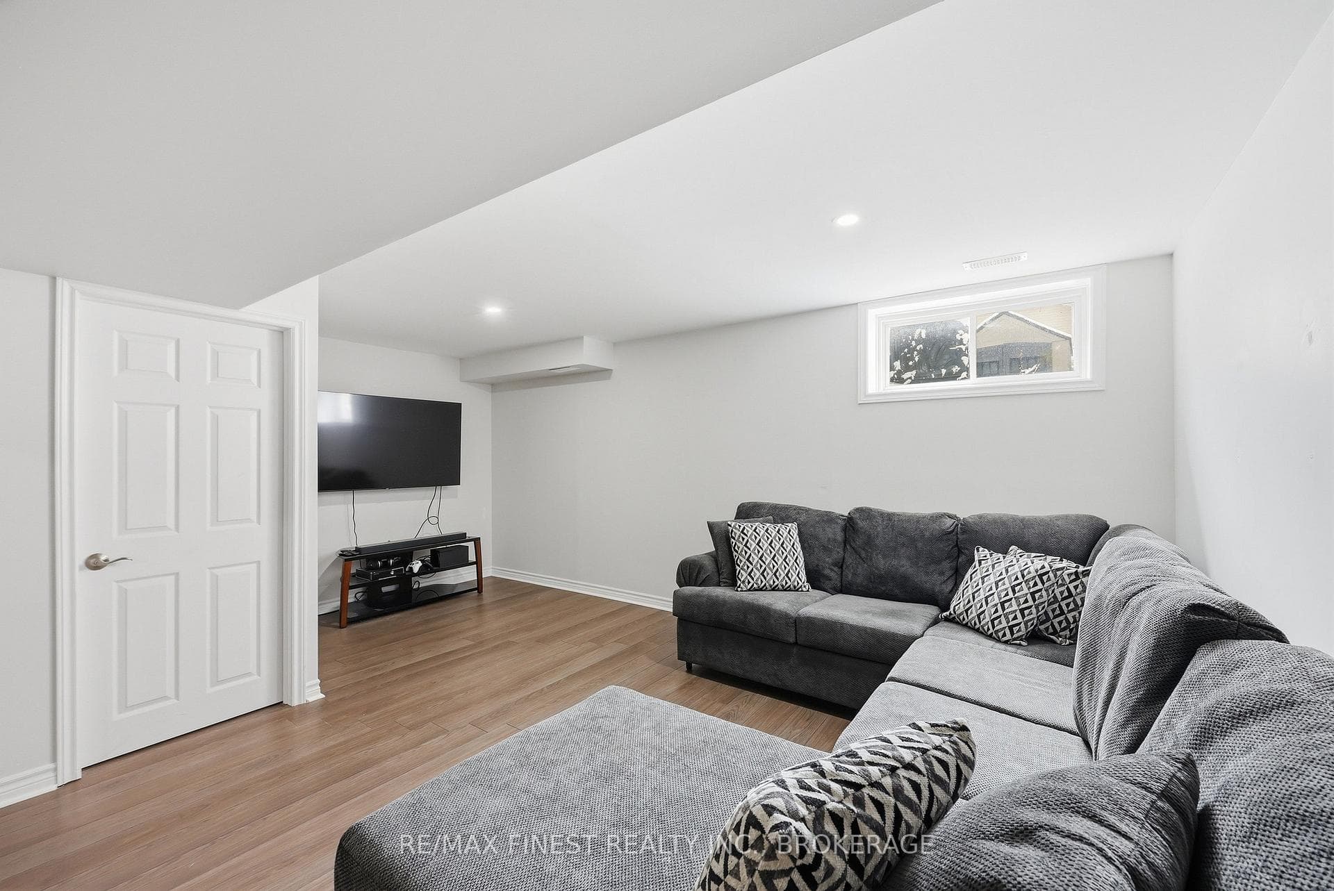 1553 Davenport Crescent photo 31