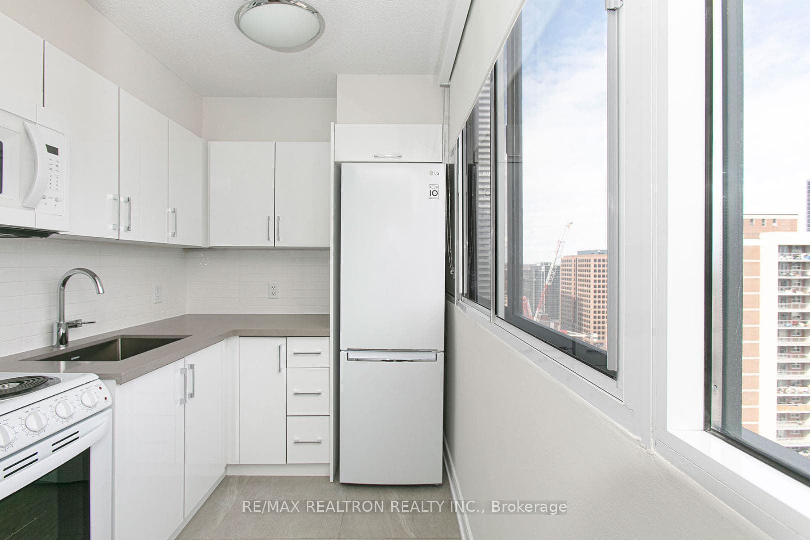 33 Isabella Street Unit 1105 photo 2