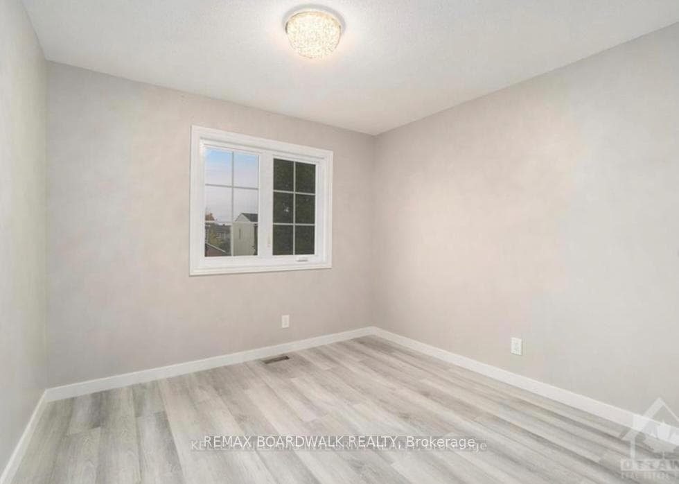 563 LATOUR Crescent photo 20