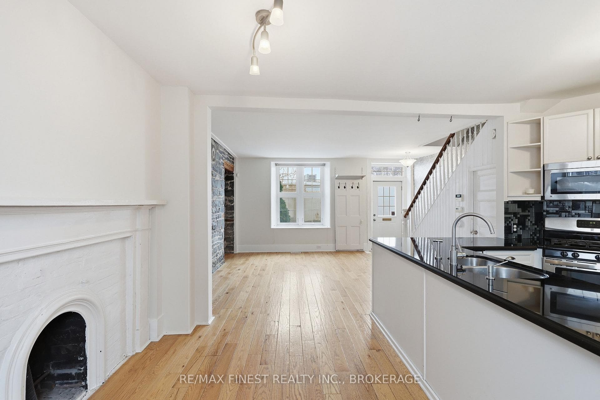 110 Yonge Street photo 20