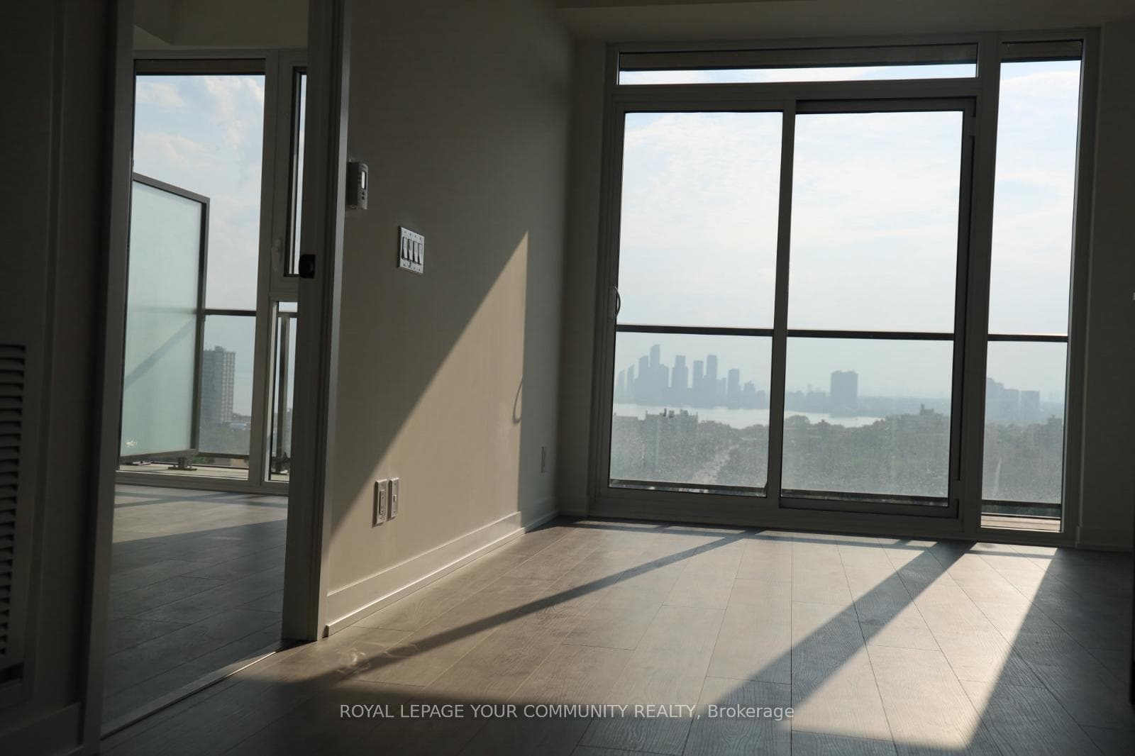 285 Dufferin Street Unit 1507 photo 2