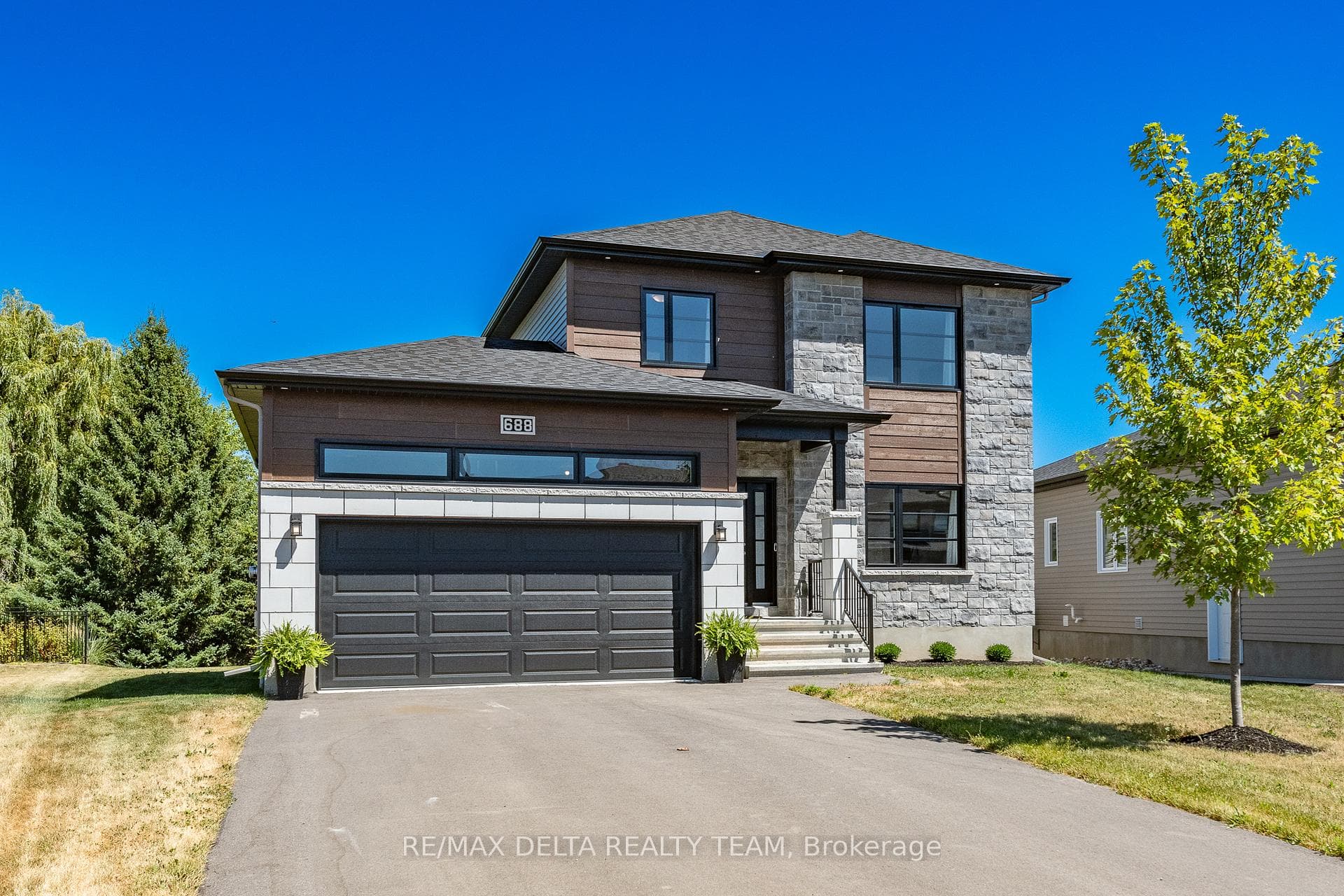 688 Geneva Crescent photo 2