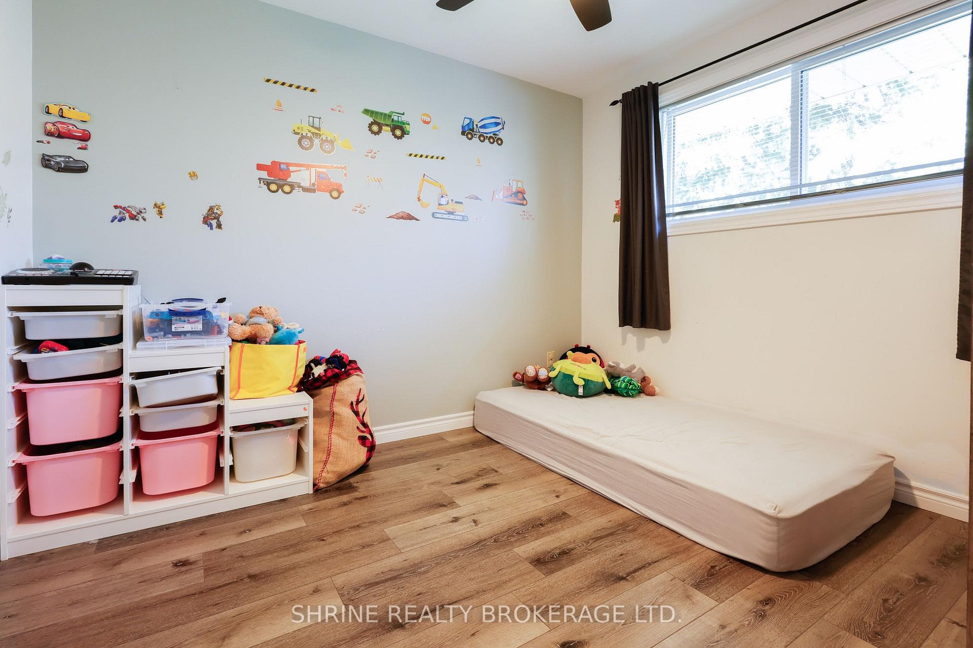 670 Victoria Street photo 20
