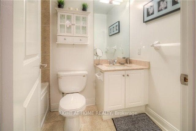 18 Yorkville Avenue Unit 1406 photo 7