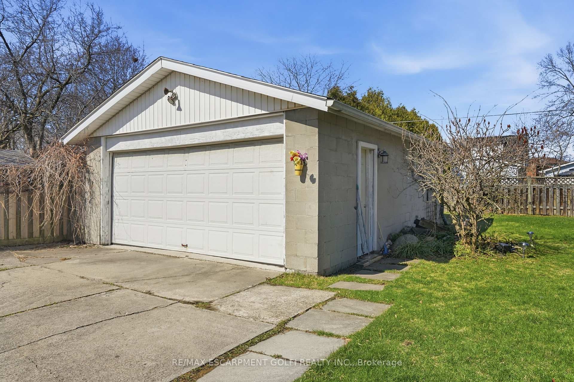 848 UPPER WELLINGTON Street photo 33