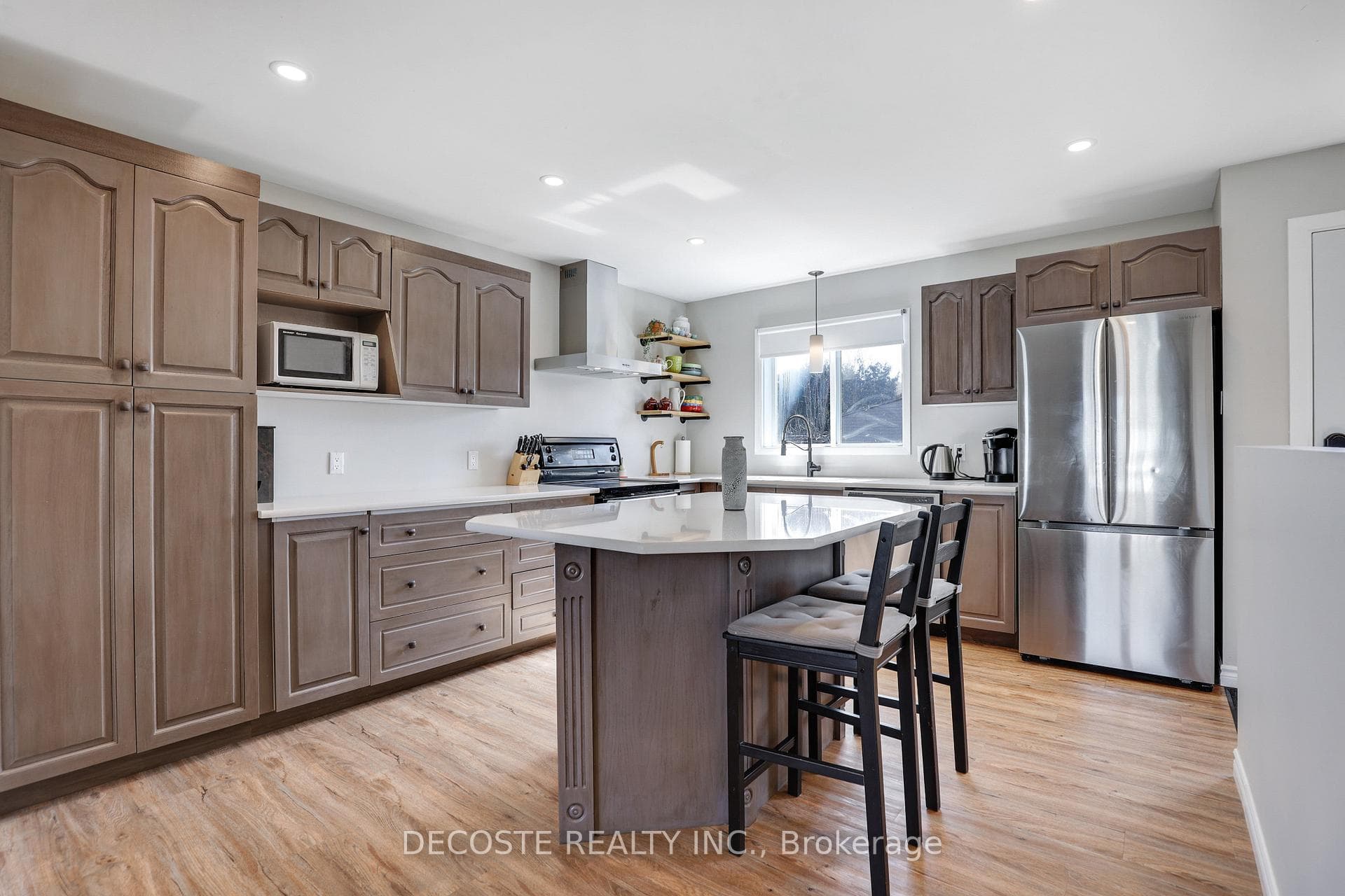 877 Queen Street photo 11