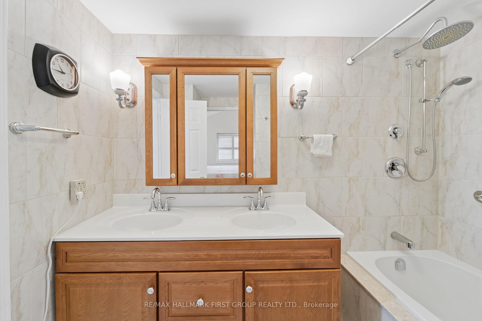 1592 Heathside Crescent photo 22