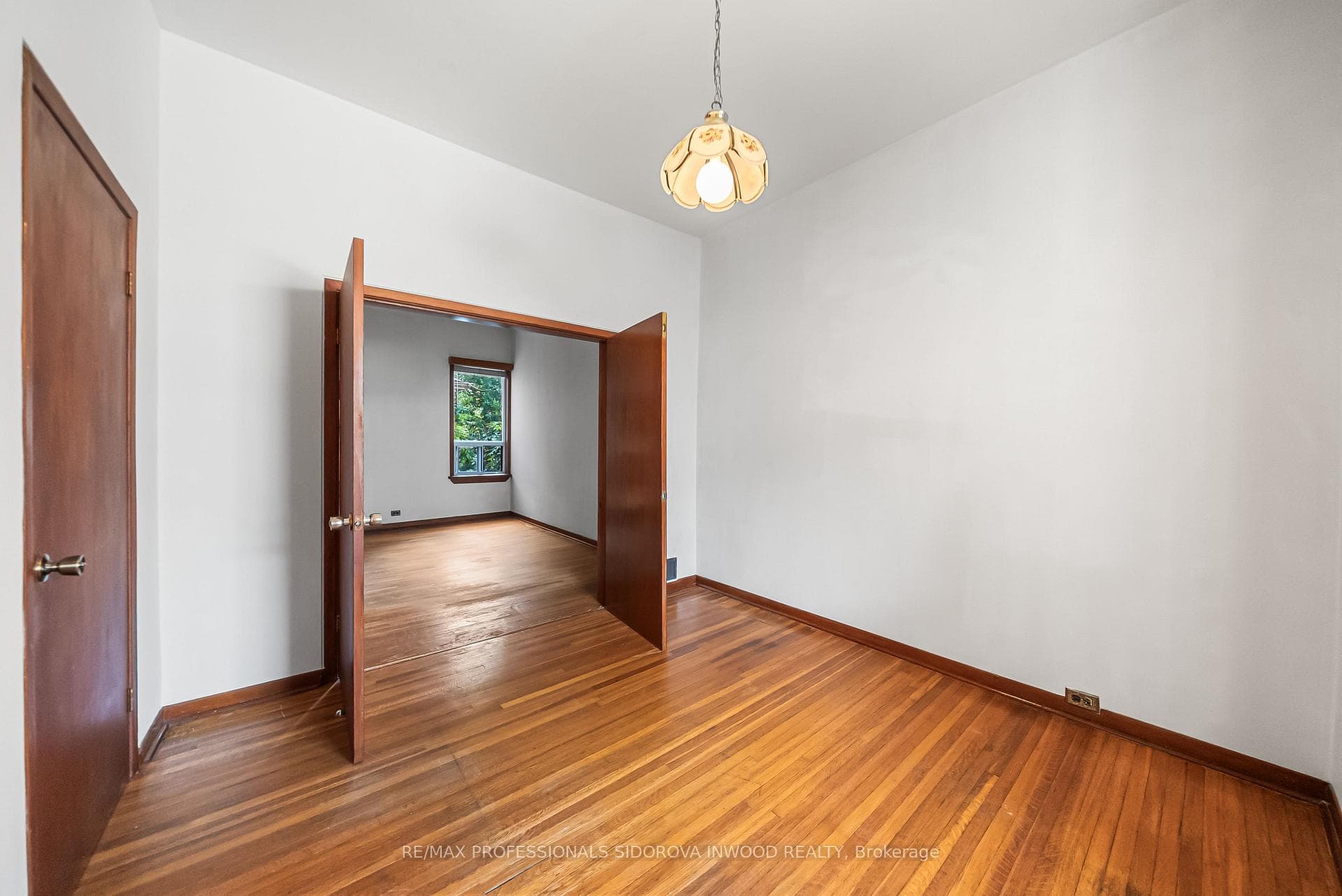 44 Golden Avenue photo 6