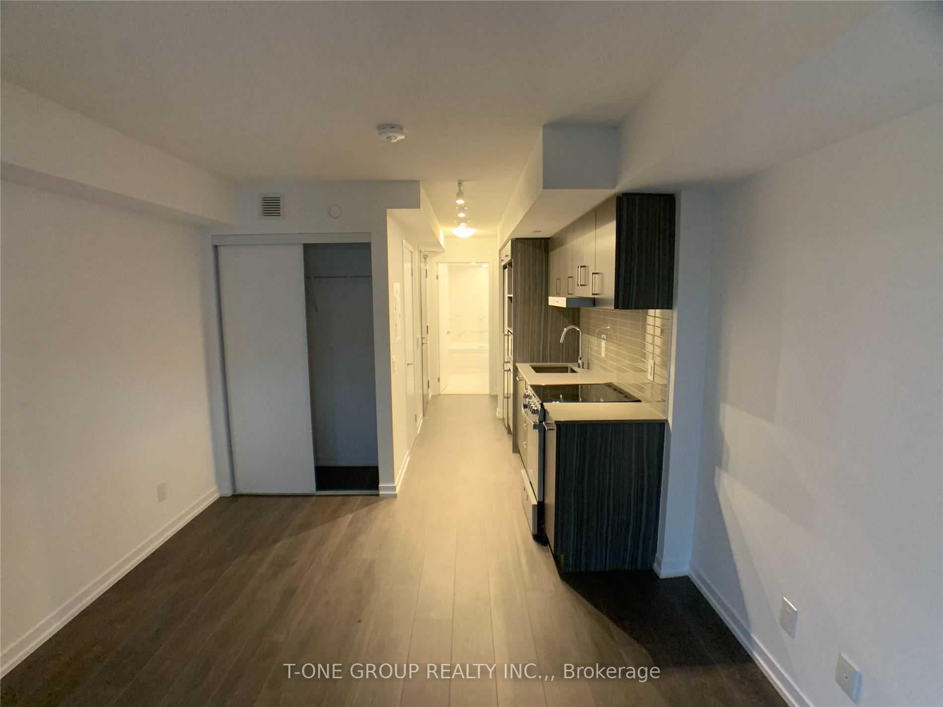 219 Dundas Street Unit 610 photo 3