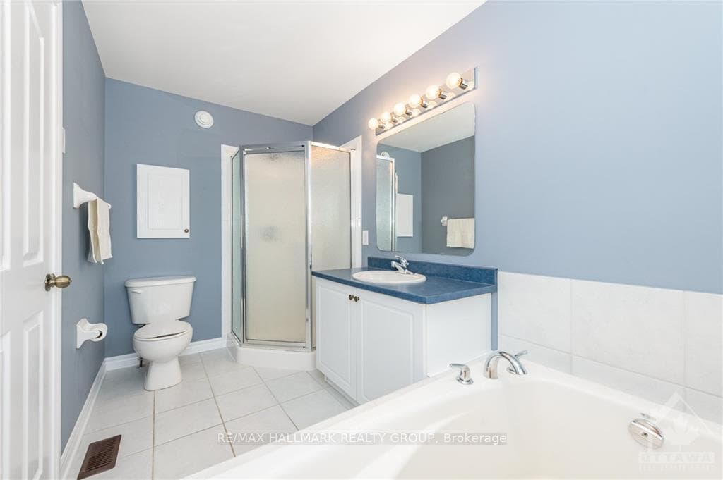 299 WAYMARK Crescent photo 20
