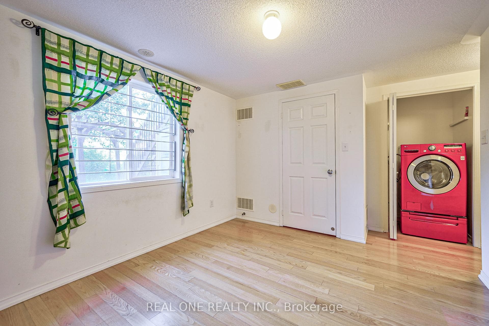 77 John Bell Crescent photo 27