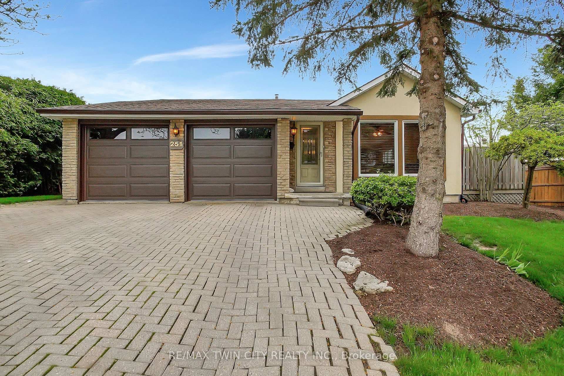 251 Autumn Hill Crescent photo 1